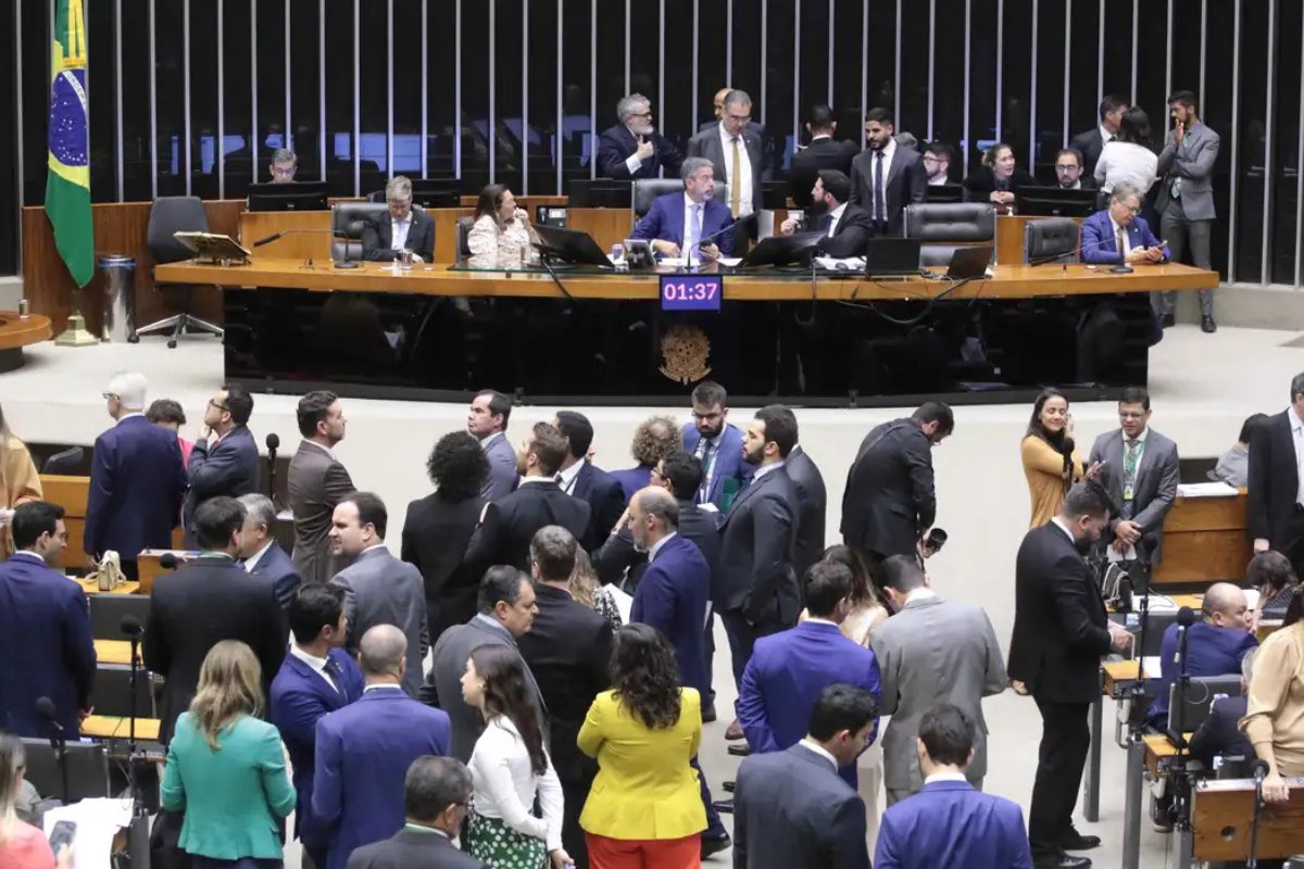 Grupo de 13 servidores da Câmara dos Deputados teria recebido cerca de 9,3 milhões em horas extras