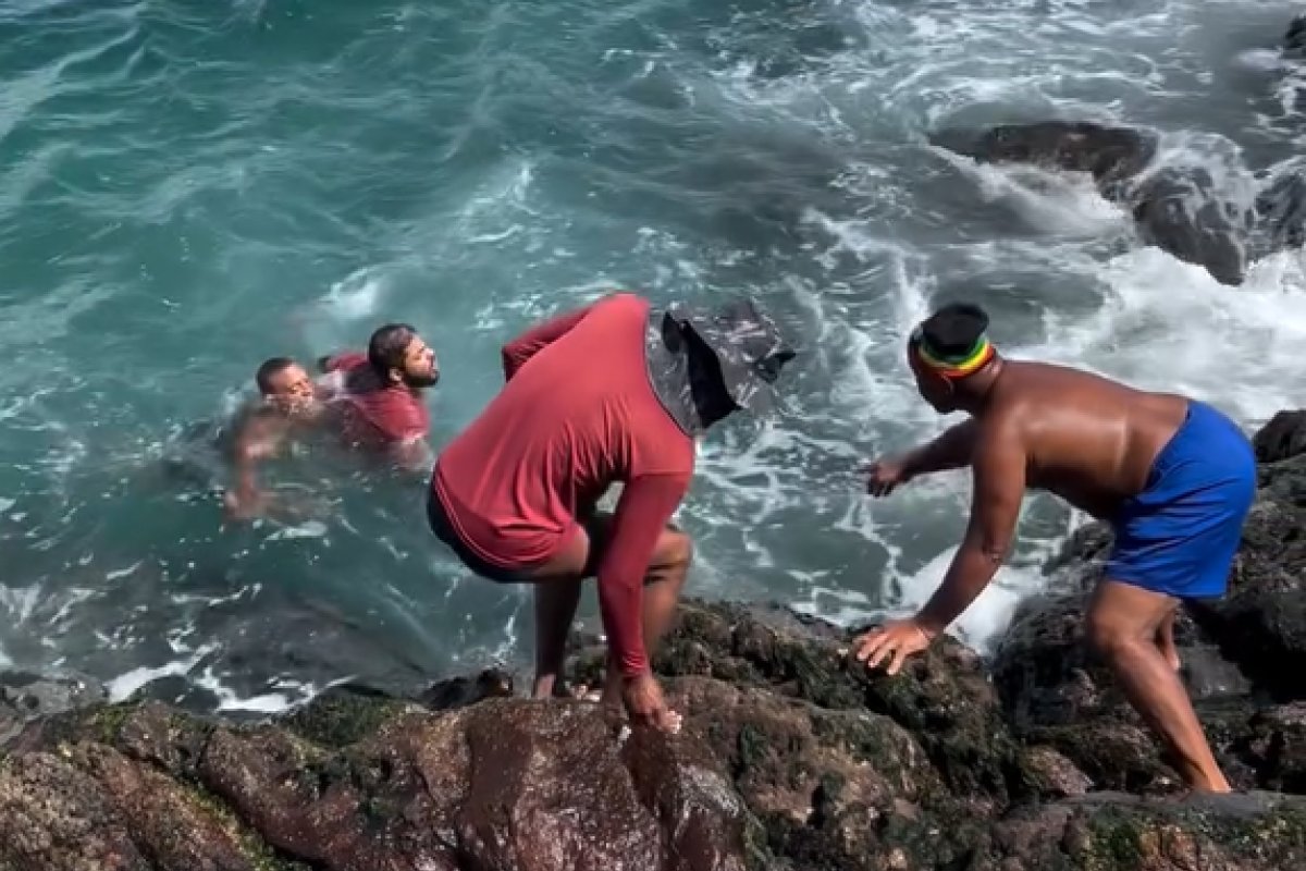 Vídeo: Capoeirista se joga no mar e salva homem arrastado por ondas próximo ao Buraco da Sereia, em Salvador