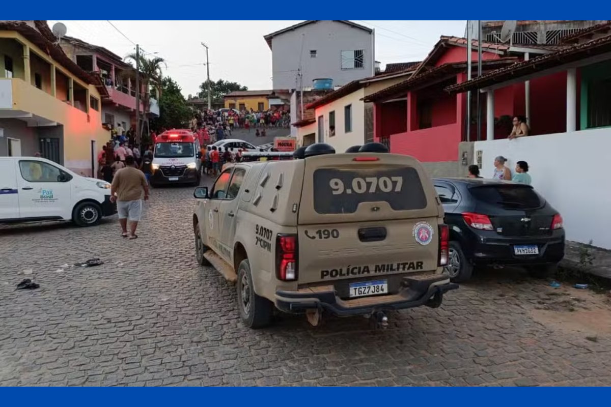 Vídeo: carro invade garagem de casa e mata avó e neto na Bahia