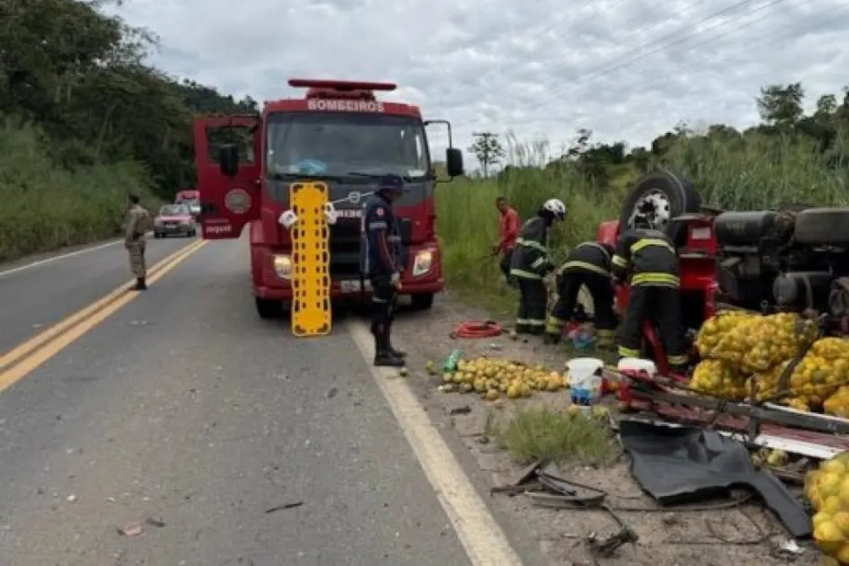 Motorista fica preso às ferragens após tombar caminhão no sudoeste da Bahia 