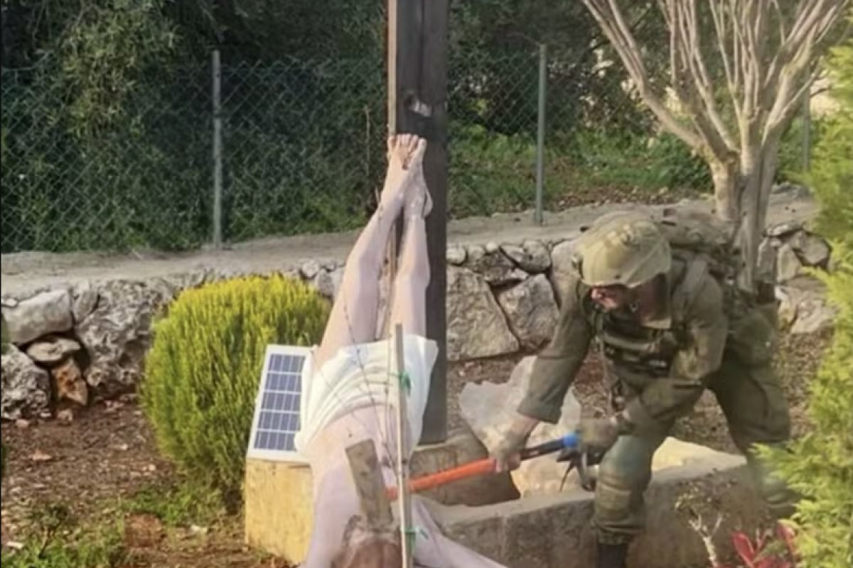 Soldado israelense é flagrado vandalizando imagem de Jesus Cristo no sul do Líbano 