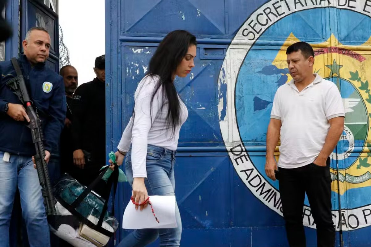 Monique Medeiros, mãe do menino Henry, se entrega à polícia após ter liberdade revogada