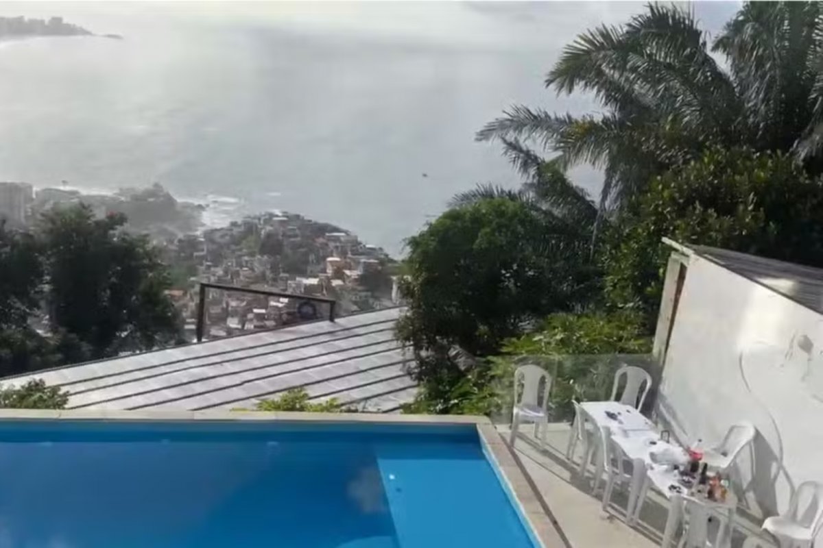 Chefe de facção criminosa da Bahia estava hospedado em casa de luxo com piscina de borda infinita e vista para o mar do RJ