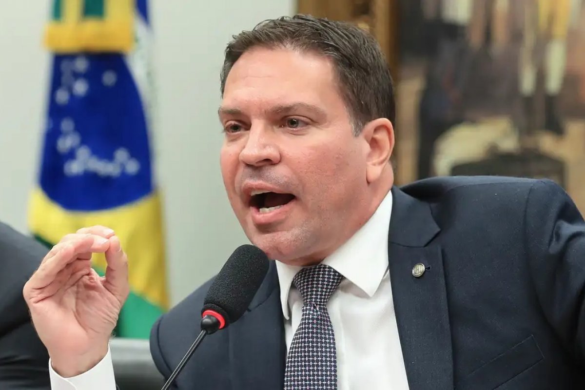 Governo dos EUA manda delegado brasileiro que atuou na prisão de Ramagem deixar o país