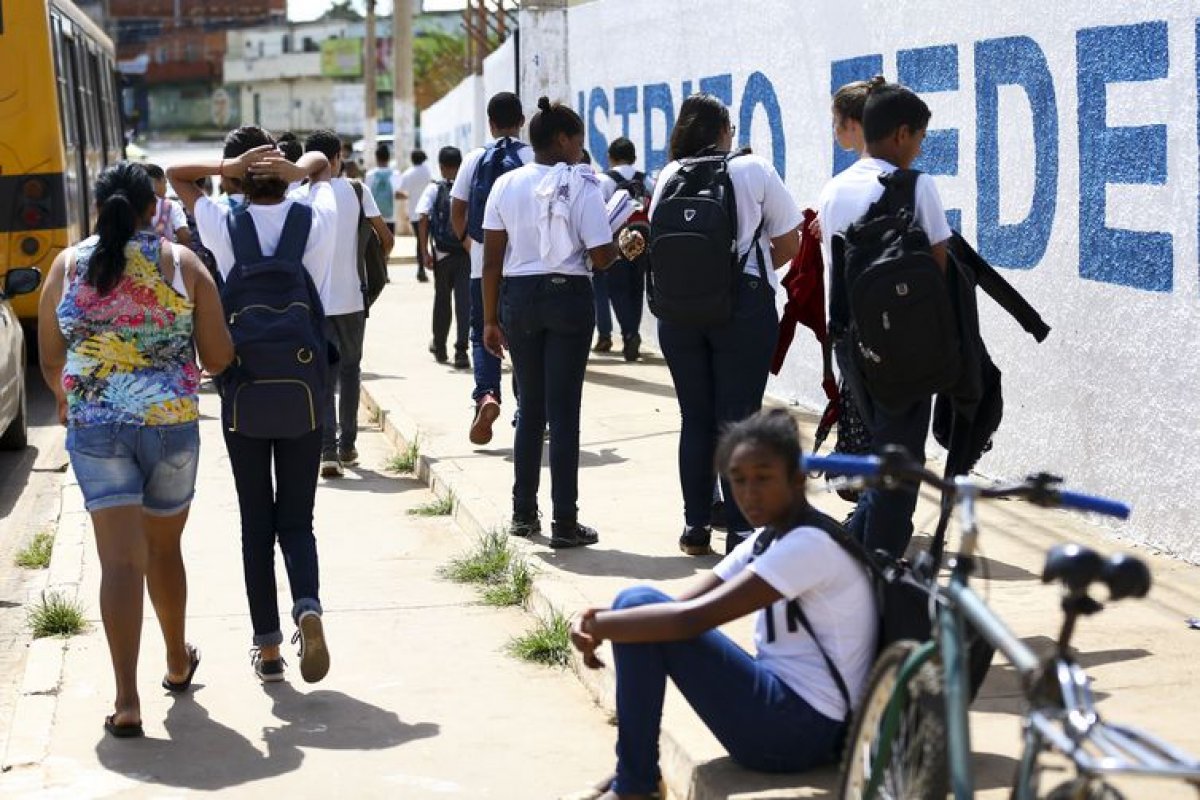 Número de jovens no ensino médio aumenta 61% em 6 anos