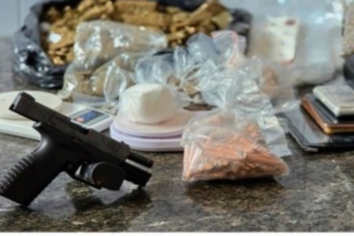 Homem é preso com armas e drogas após confronto com a PM em Alto de Coutos