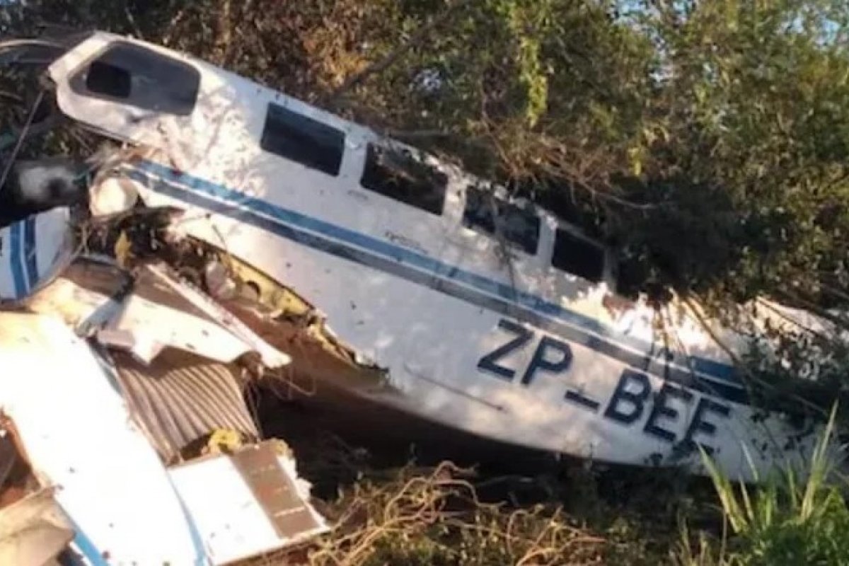 Avião com milhões de dólares e reais cai no Paraguai; dinheiro é saqueado
