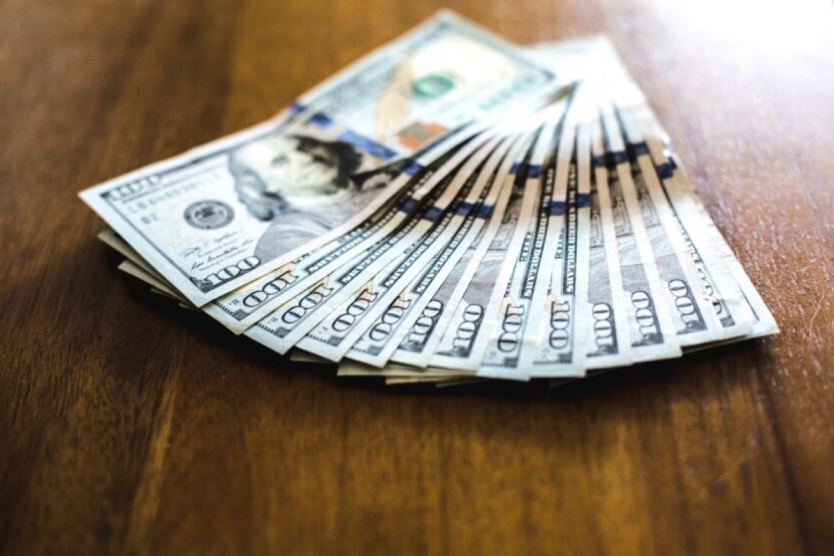  Bolsa cai mais de 1% com tensões no Oriente Médio; dólar fecha estável