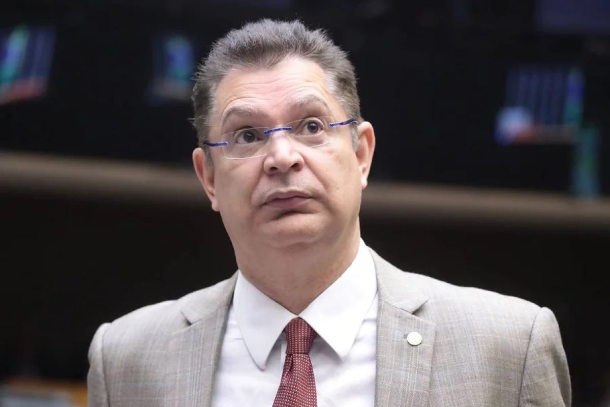 Líder do PL na Câmara, Sóstenes Cavalcante explica voto a favor da PEC 6x1: 'não somos otários'