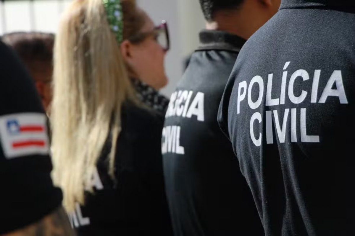 Dois homens são presos por queimar homem negro com ferro usado lacres de embalagens na Bahia 