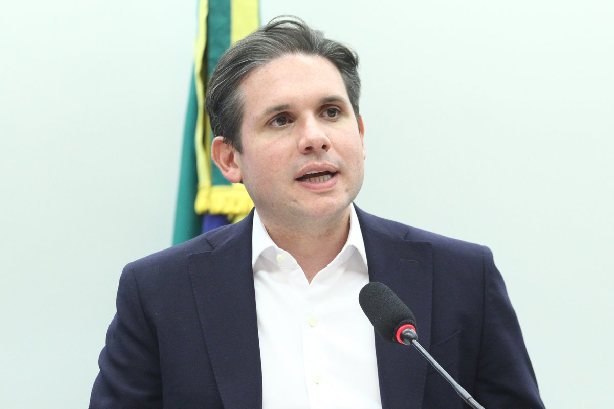 Hugo Motta cria Comissão Especial na Câmara para analisar fim da escala 6x1