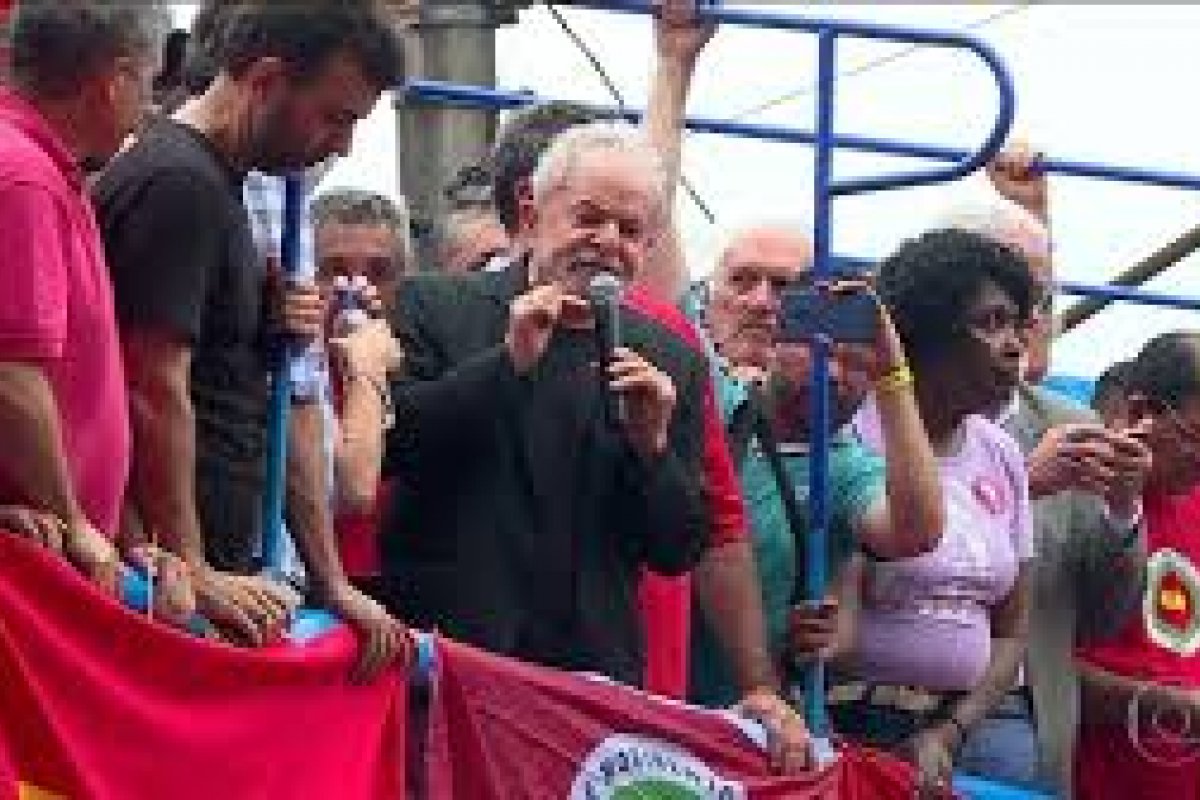 Lula comenta sobre economia brasileira em ato