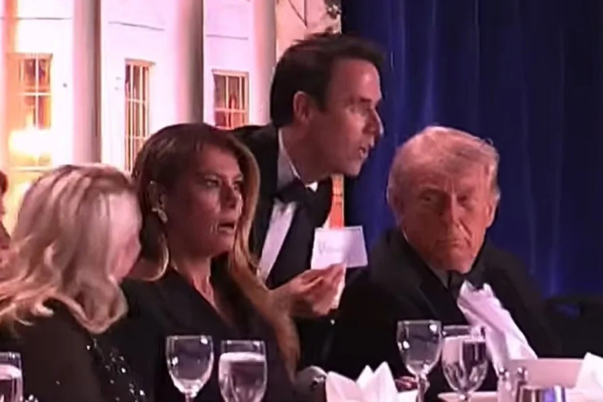 Vídeo: Trump é retirado às pressas de jantar com jornalistas após disparo de tiros