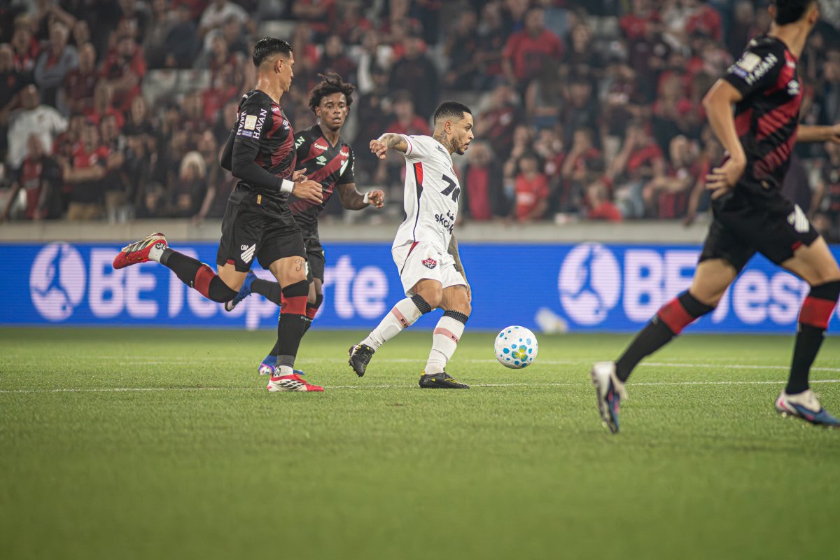 Vitória sofre gols no fim e perde para o Athletico-PR de virada no Brasileirão