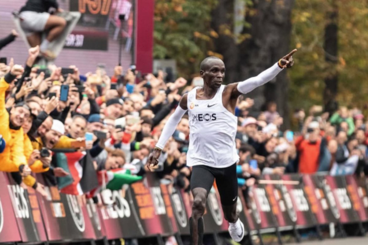 Queniano se torna primeiro atleta a correr maratona abaixo de 2 horas
