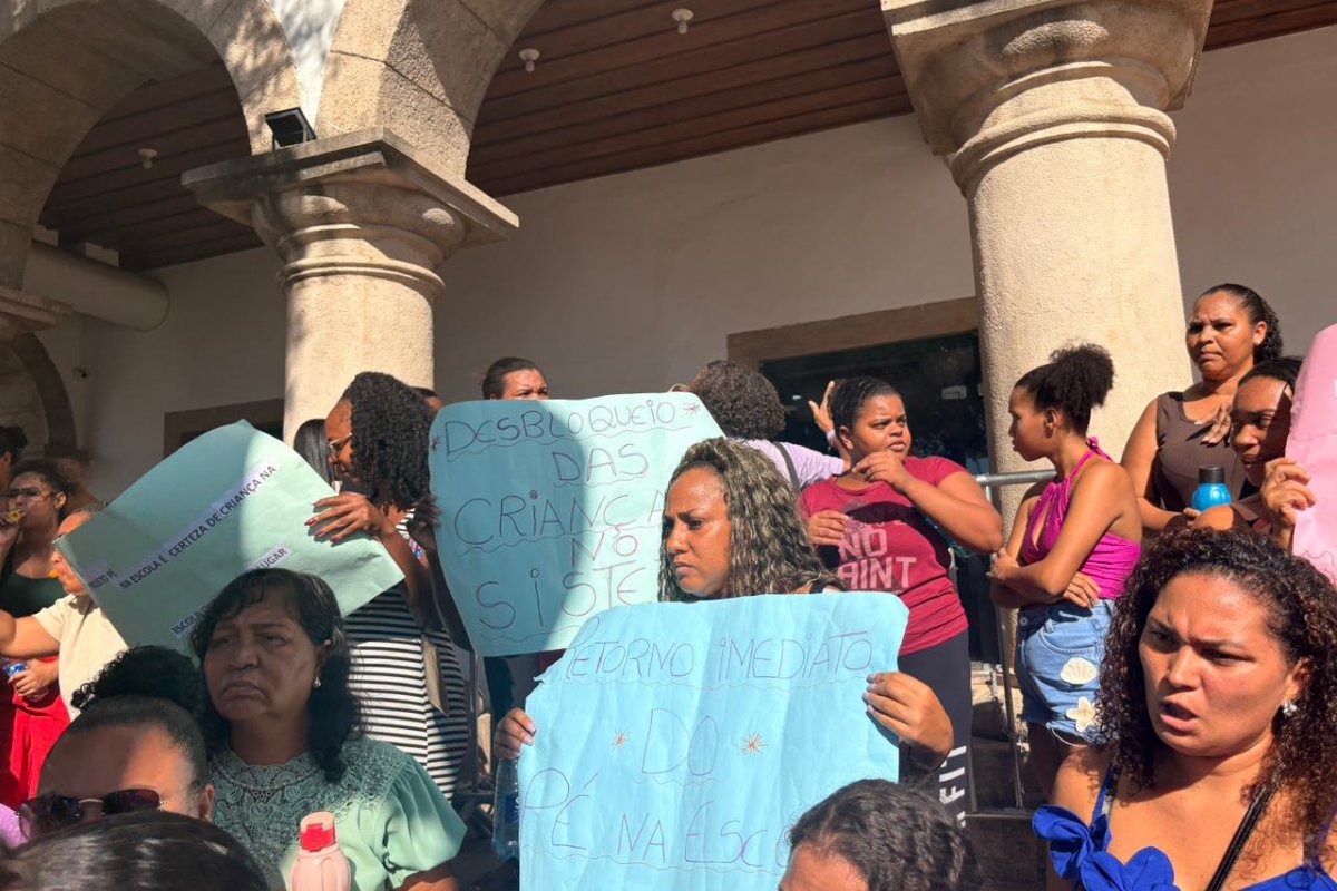 Vídeo: Mães e familiares protestam contra suspensão do 'Pé na Escola'