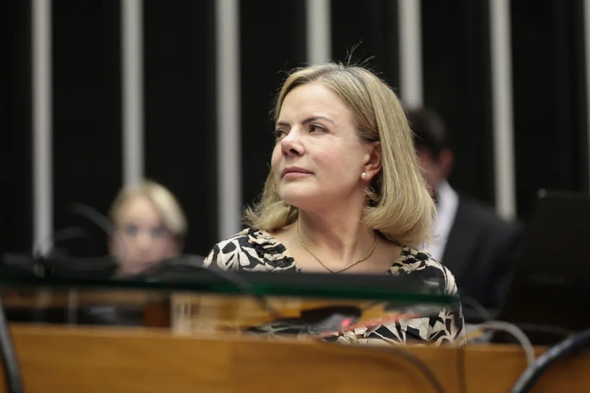 Persona non grata: Gleisi Hoffmann aciona Câmara contra assessor de Trump por ofender brasileiras