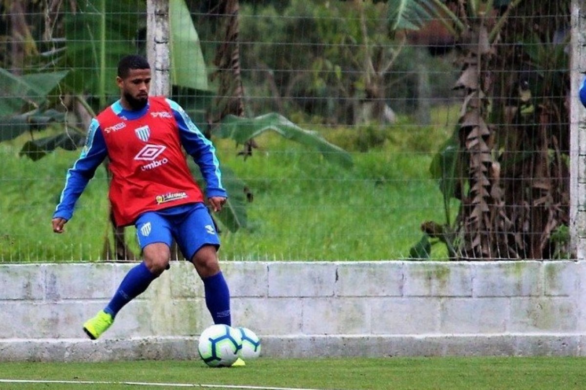 Vitória anuncia contratação de lateral-direito revelado pelo clube