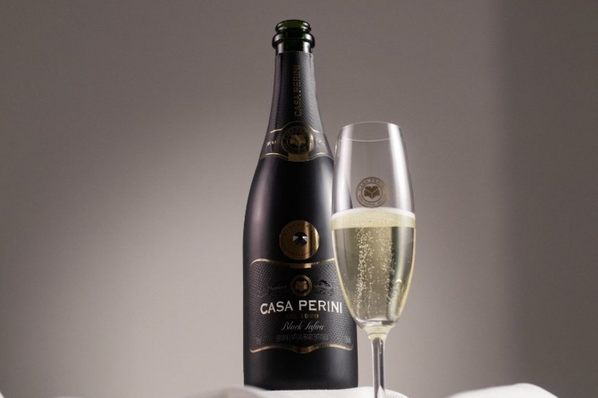 Casa Perini lança novo espumante com Safira Negra incrustada na garrafa!