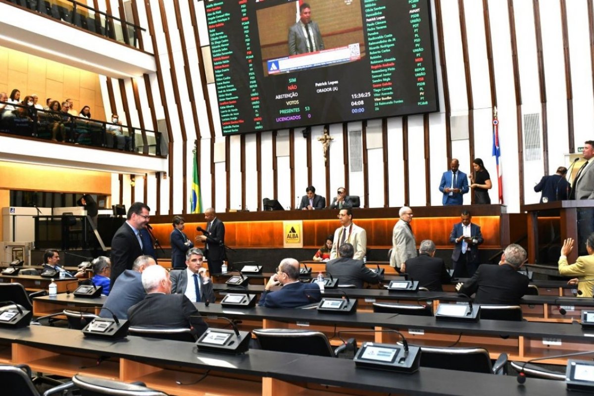 Alba aprova reajuste salarial escalonado de 5,3% para professores estaduais