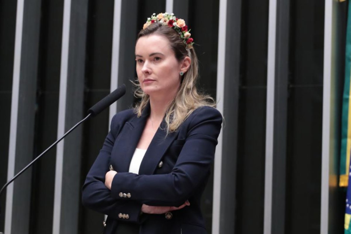 Deputada do PL quer eximir pais que não vacinaram crianças contra a Covid de pagar multa 
