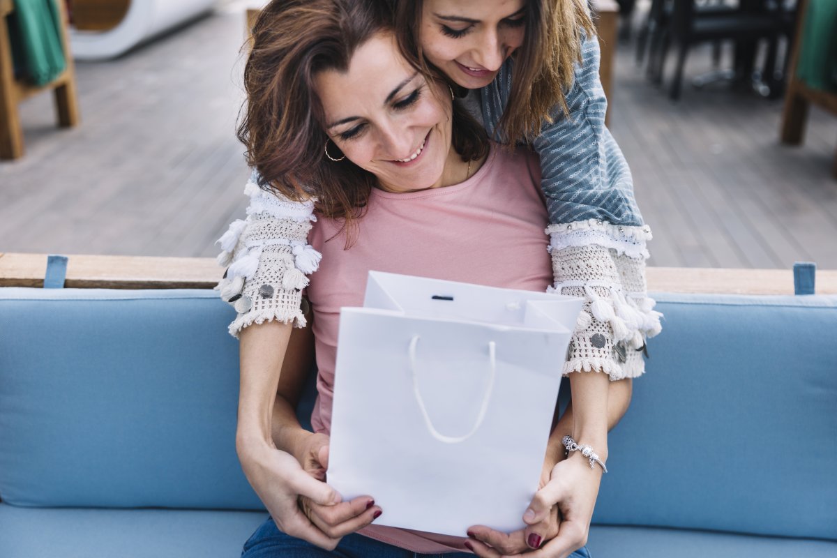 Às vésperas do Dia das Mães, pesquisa da YouGov mostra que roupas, calçados e bolsas lideram entre os itens mais comprados! 