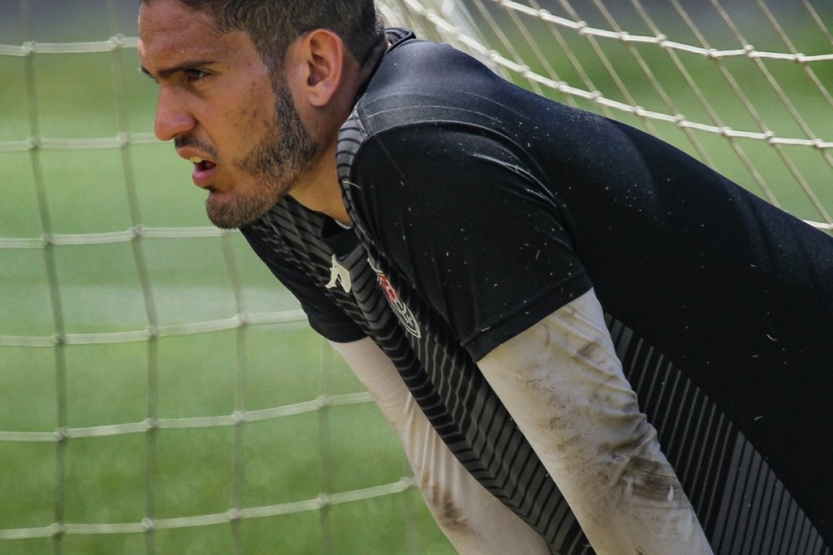Goleiro do Vitória sente desconforto e é vetado do jogo contra o Ceará