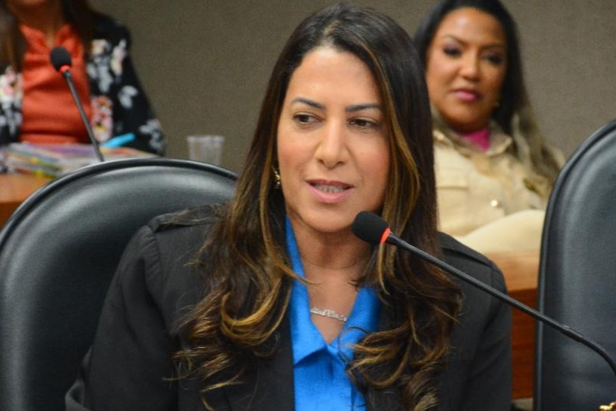 ALBA: Cláudia Oliveira assume comissão da Mulher e promete atuar no combate ao feminicídio