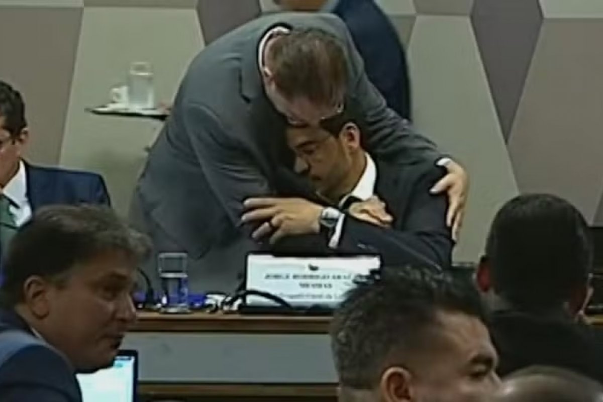 Vídeo: Líder do PL abraça Jorge Messias, gera reação de bolsonaristas e se explica: “Educação”