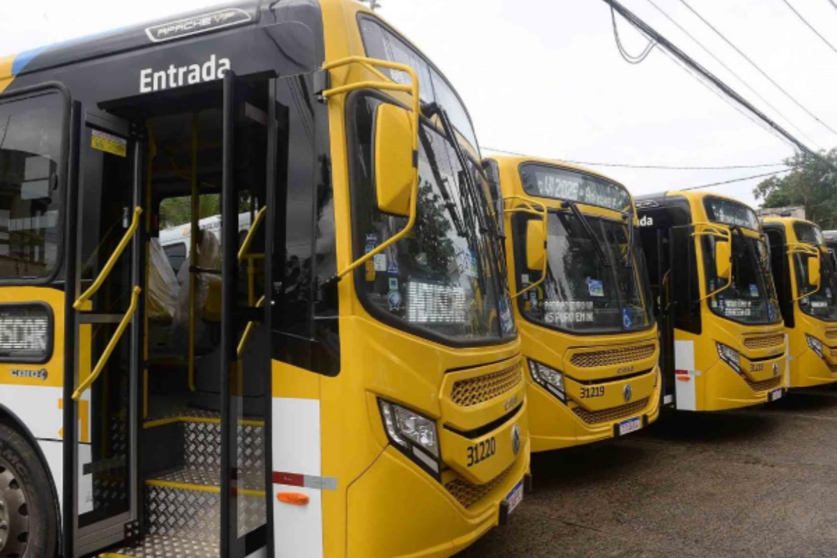 Em campanha salarial, rodoviários atrasam saída dos ônibus em Salvador para assembleia em garagens
