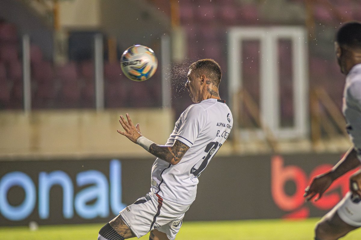Renzo López encerra jejum de nove meses e volta a marcar pelo Vitória