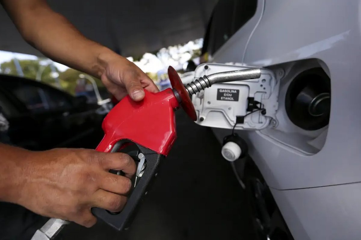 Gasolina aumenta para 3,45% e diesel mais de 7% em abril, informa Ticket Log