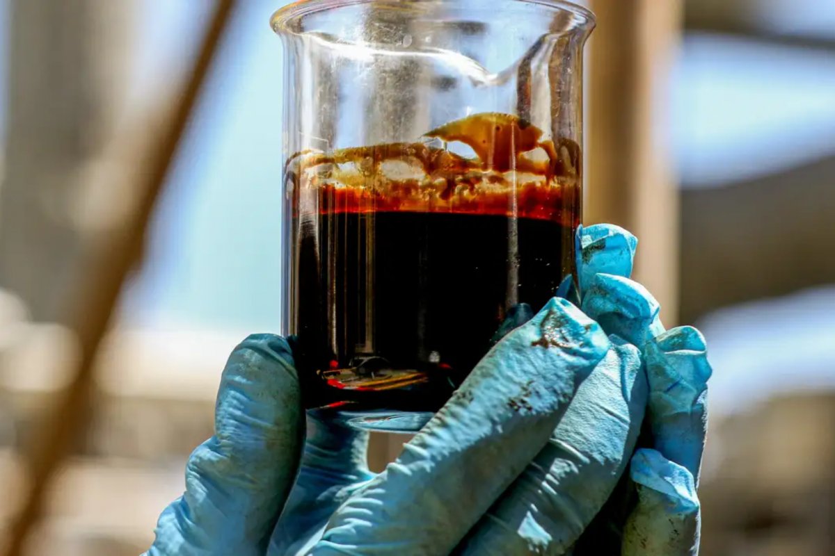 Preço do petróleo oscila após atingir US$ 112 com novas ameaças entre EUA e Irã