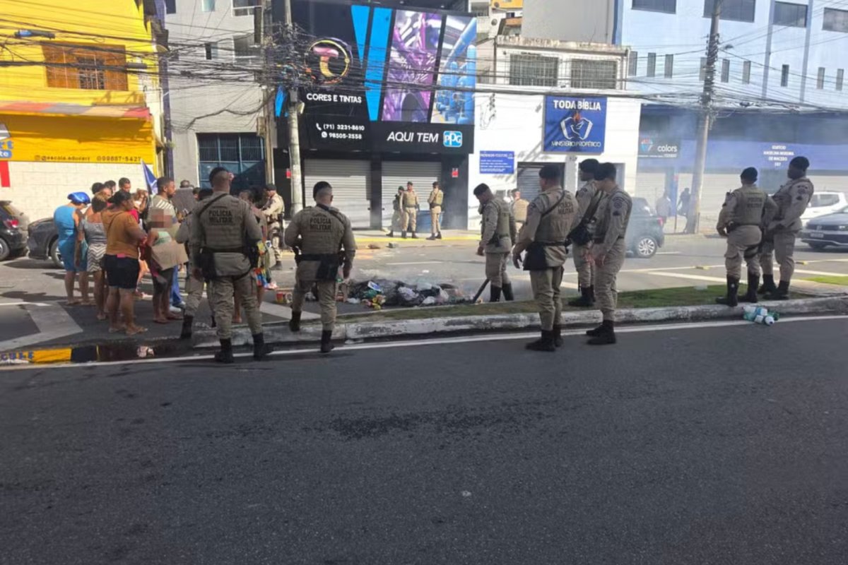 Protesto após morte de criança fecha trecho da Avenida Vasco da Gama, em Salvador