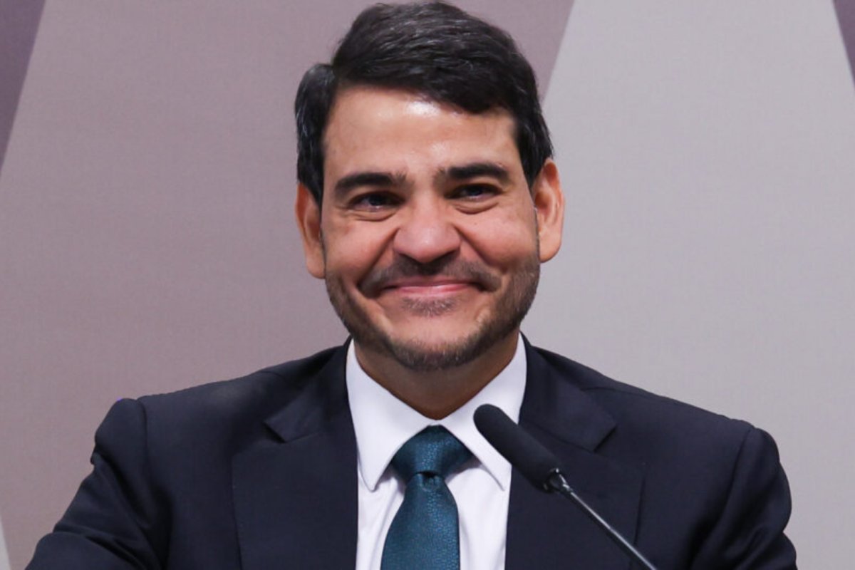 Messias cogita deixar o governo após rejeição em sabatina, e Lula pede que ele fique