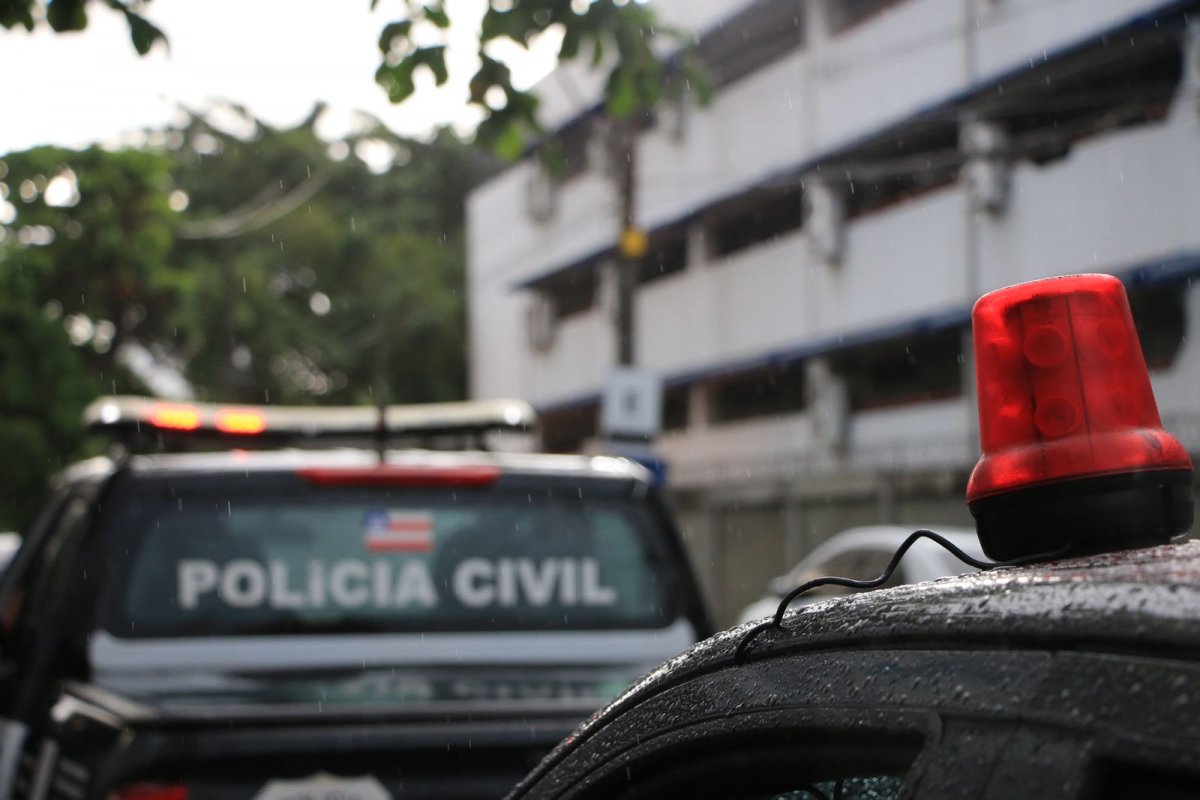 Investigado por homicídio é preso após se apresentar à polícia