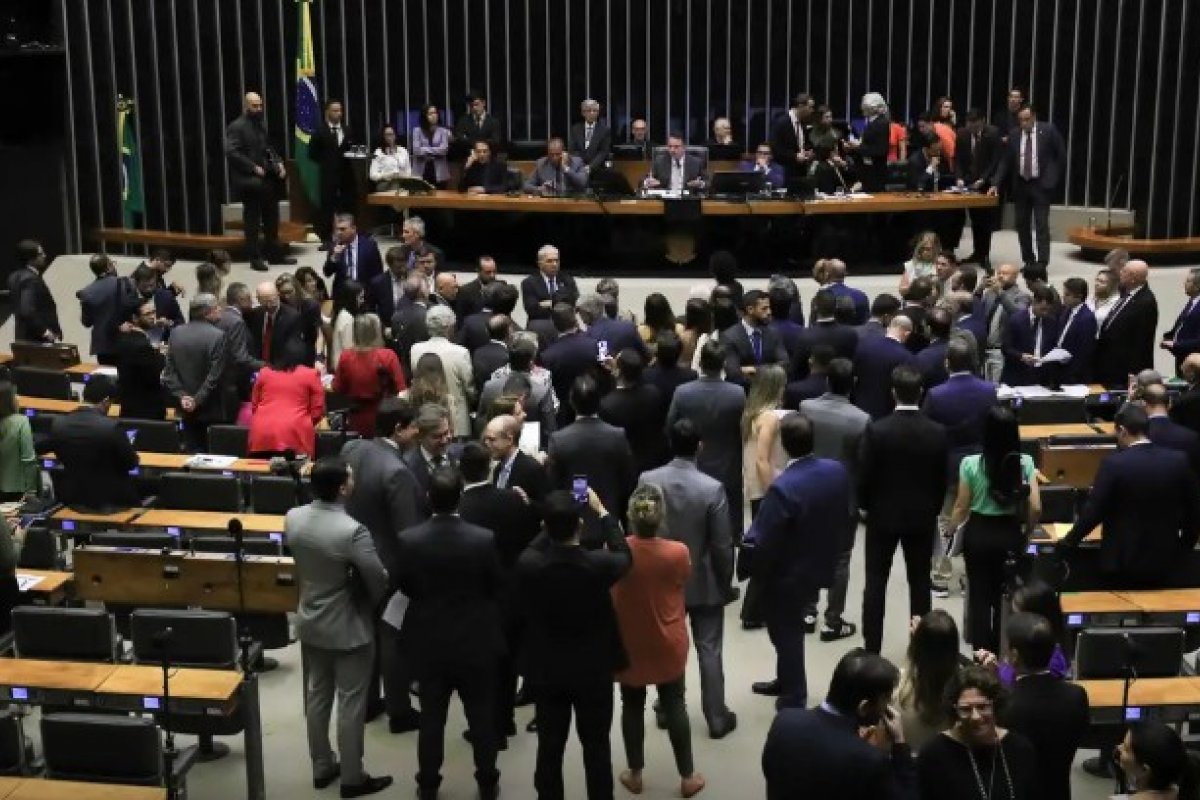 Câmara dos Deputados propõe fim gradual da escala 6x1 até 2030; entenda
