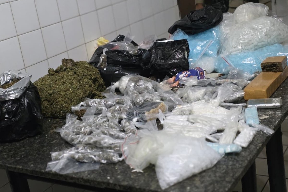 Três homens são presos por tráfico após confronto com a PM em Alto de Coutos