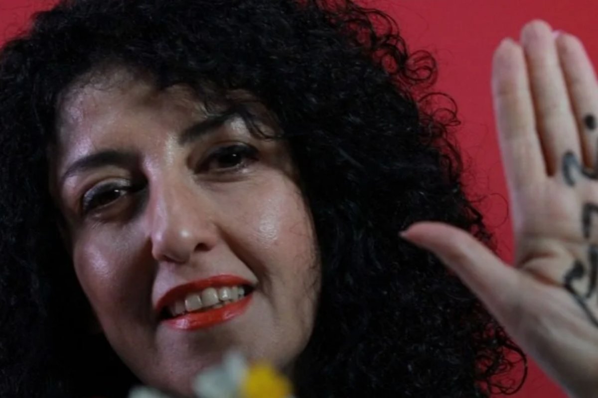 Iraniana vencedora do Nobel da Paz segue em condição instável, e família pede transferência para Teerã
