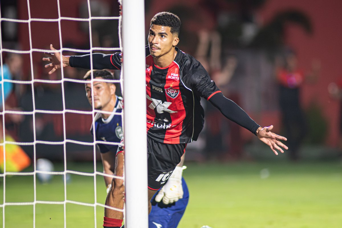 Vitória atropela Coritiba no Barradão e volta a vencer no Brasileirão