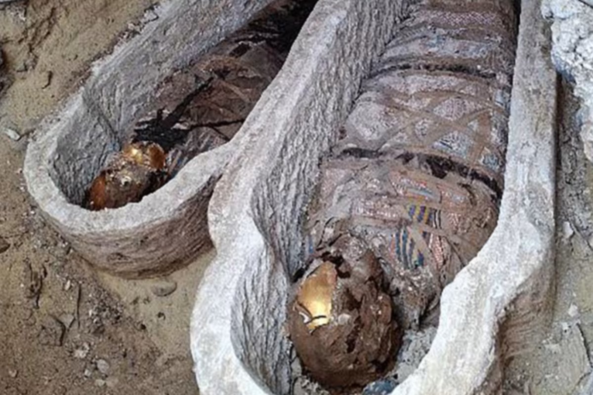 Múmia é encontrada junto a trechos de 'Ilíada' durante expedição no Egito