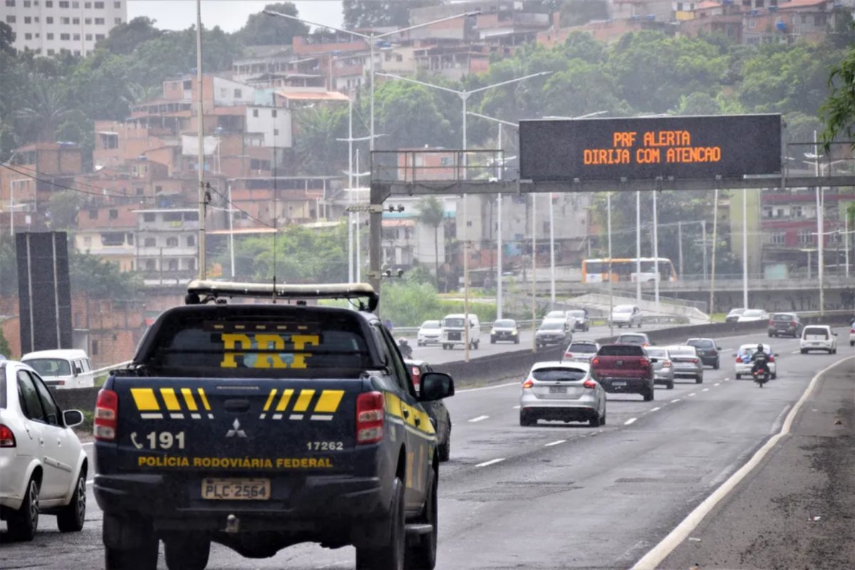 Motociclista morre após colisão com caminhão na BR-324, em Simões Filho