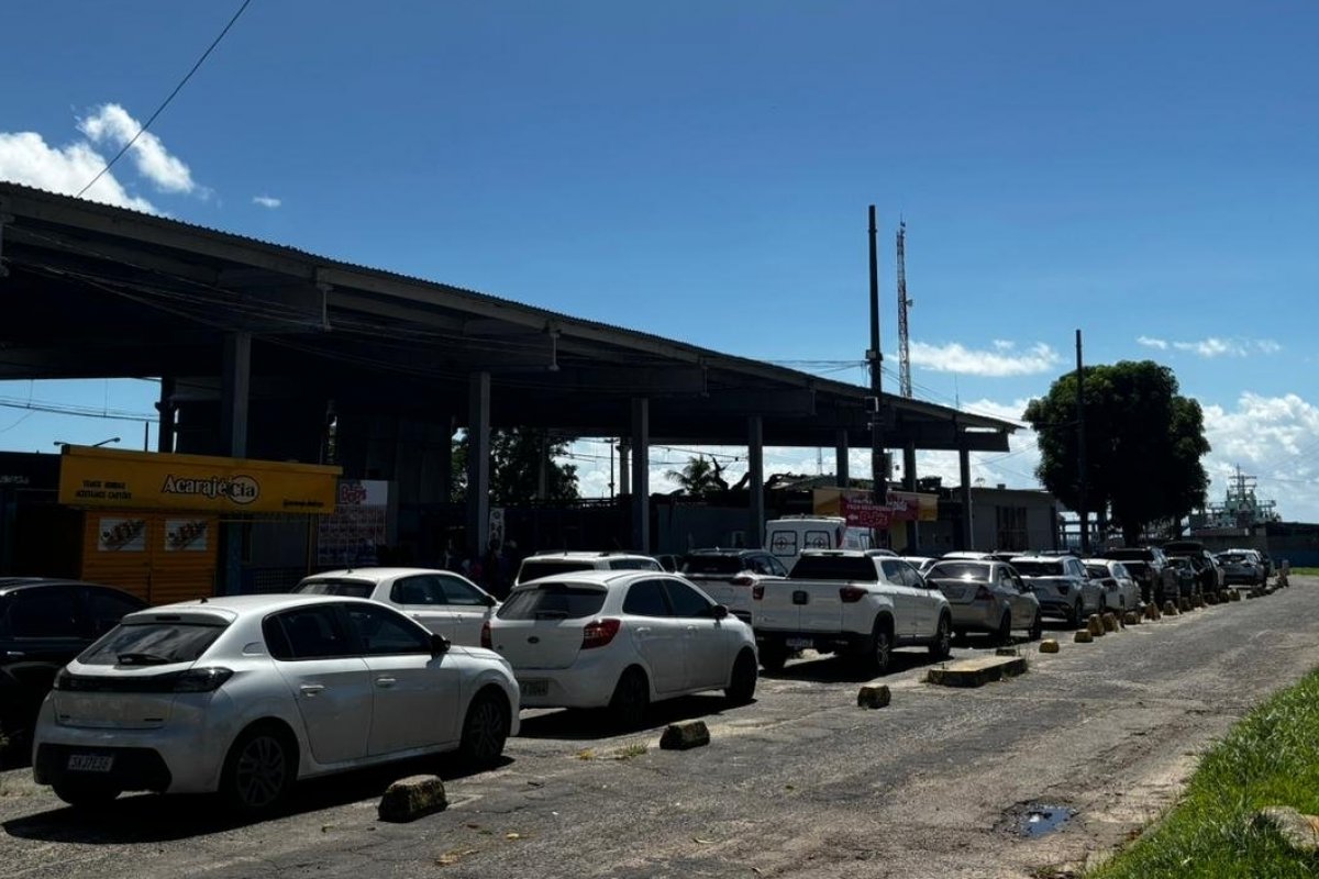VÍDEO: Travessia Salvador-Itaparica opera com apenas dois ferry-boats e passageiros enfrentam espera de mais de 2 horas