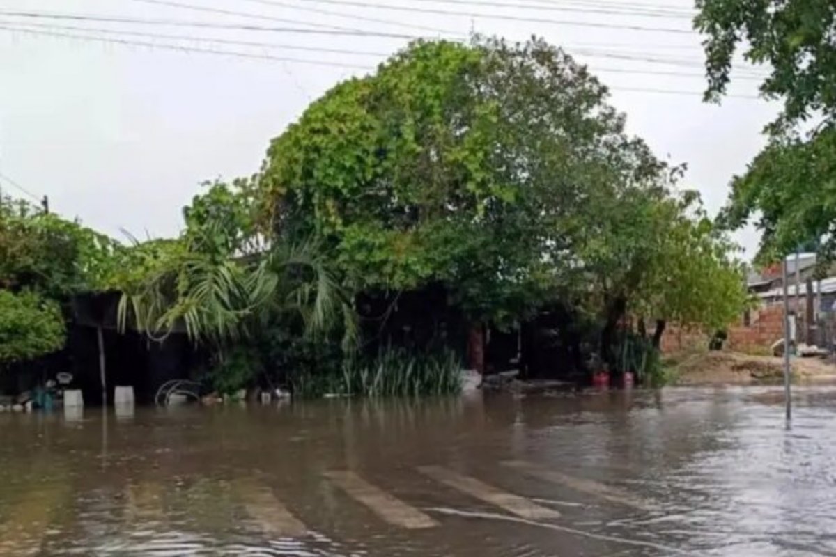 Chuvas deixam mais de 500 desalojados no RS; cidade decreta emergência, e rodovias são afetadas