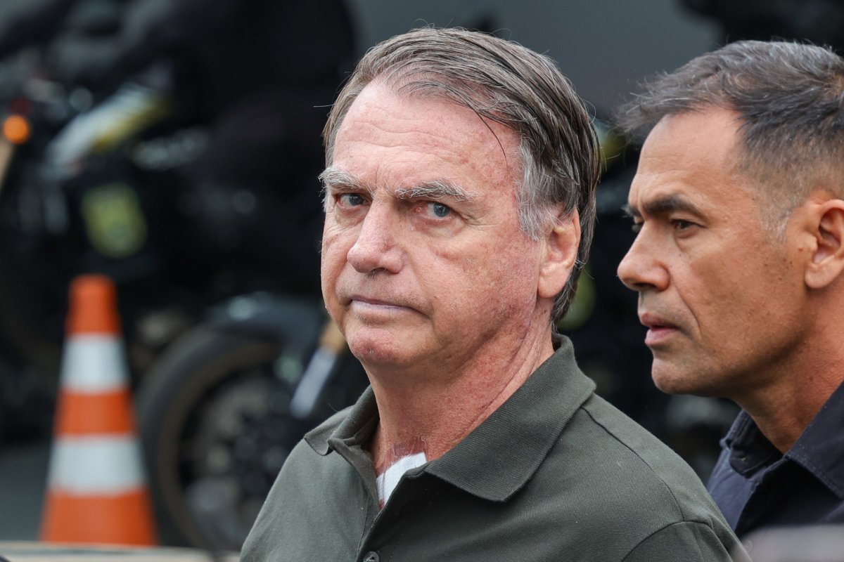 Bolsonaro apresenta boa evolução e dor controlada, afirma Michelle