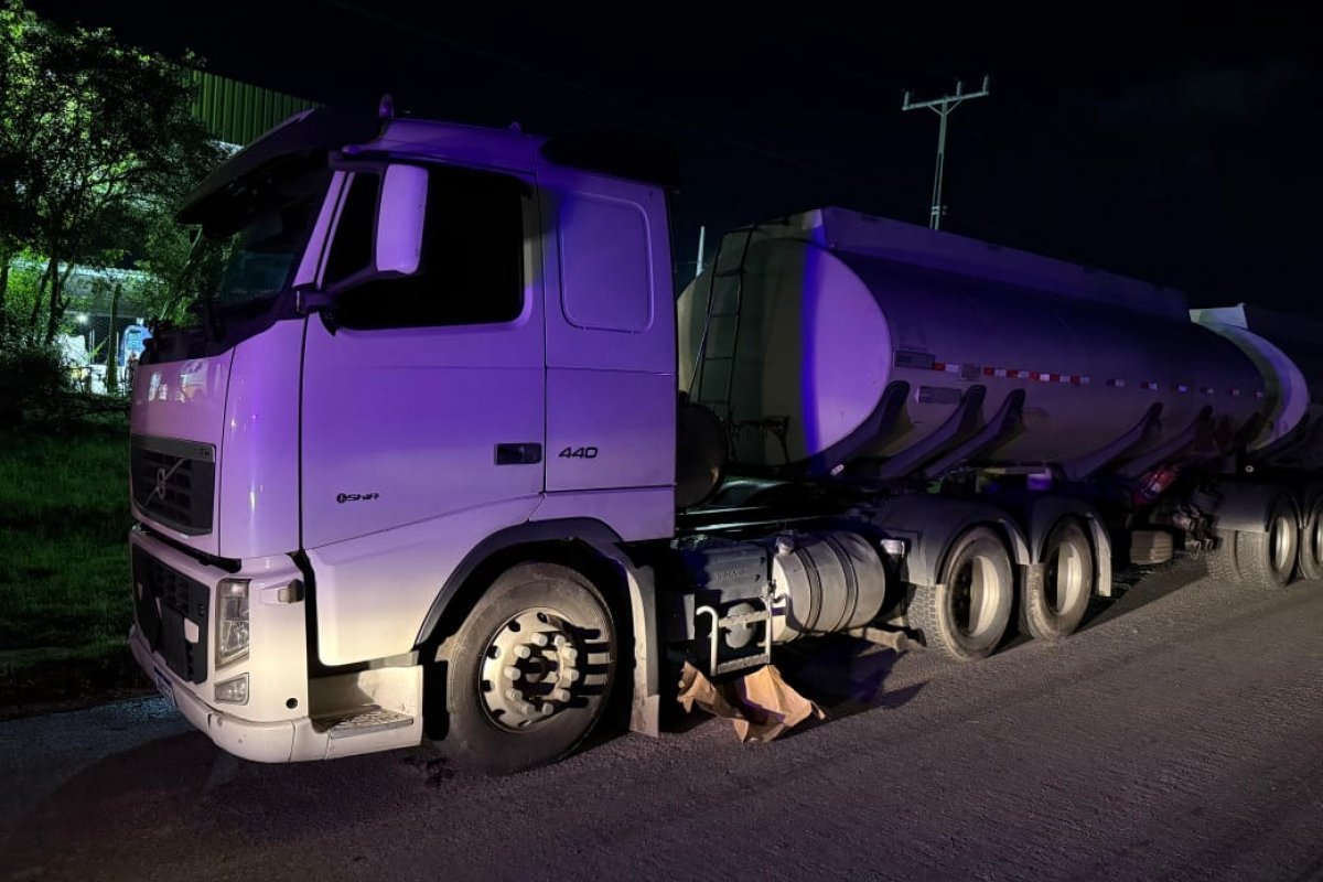PM recupera carreta com 45 mil litros de combustível roubado na RMS