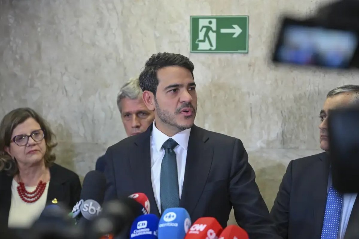 Jorge Messias recebe apoio de ministros do STF, porém não atende ligação de Moraes