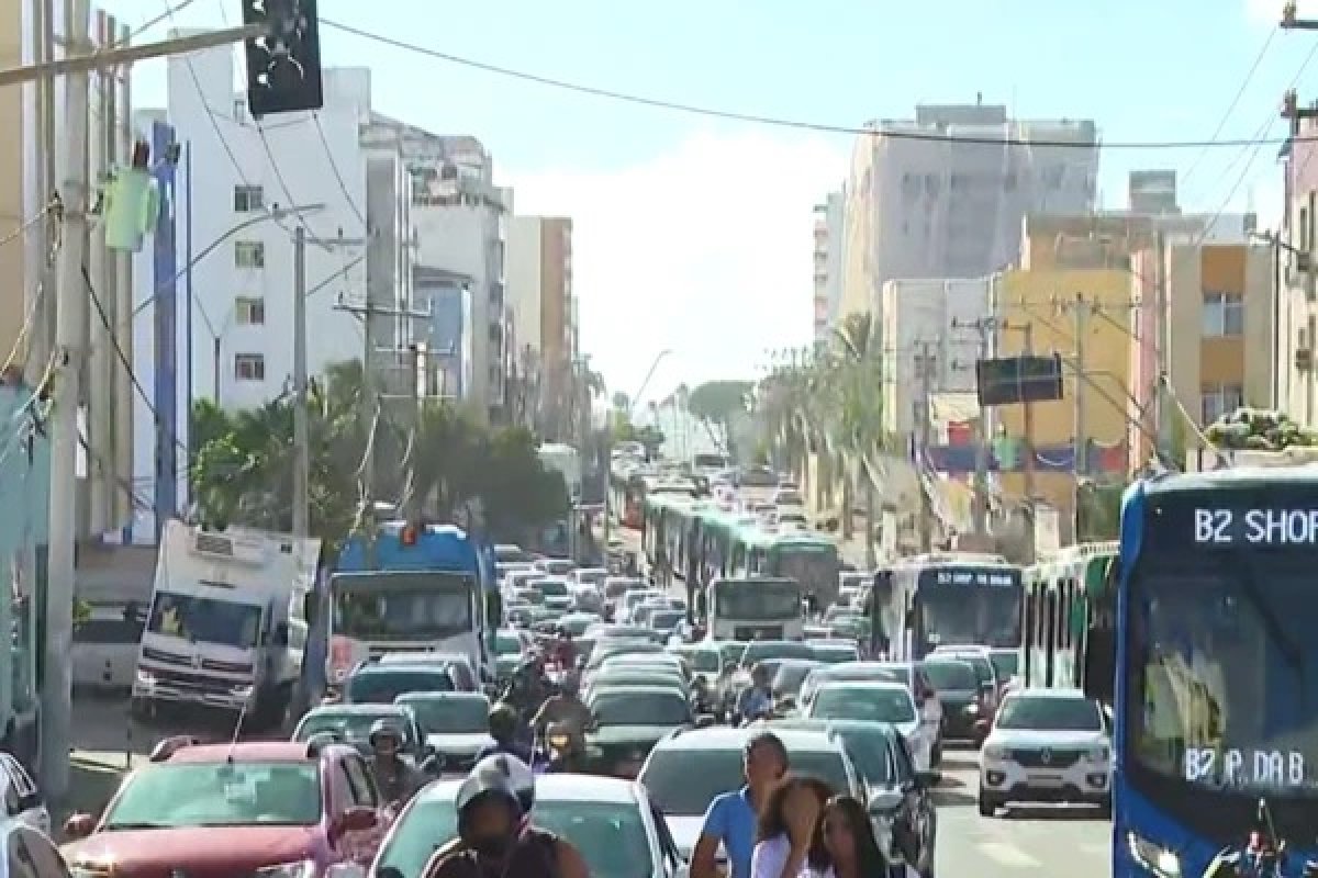 Caminhão tomba e provoca congestionamento em bairro em Salvador