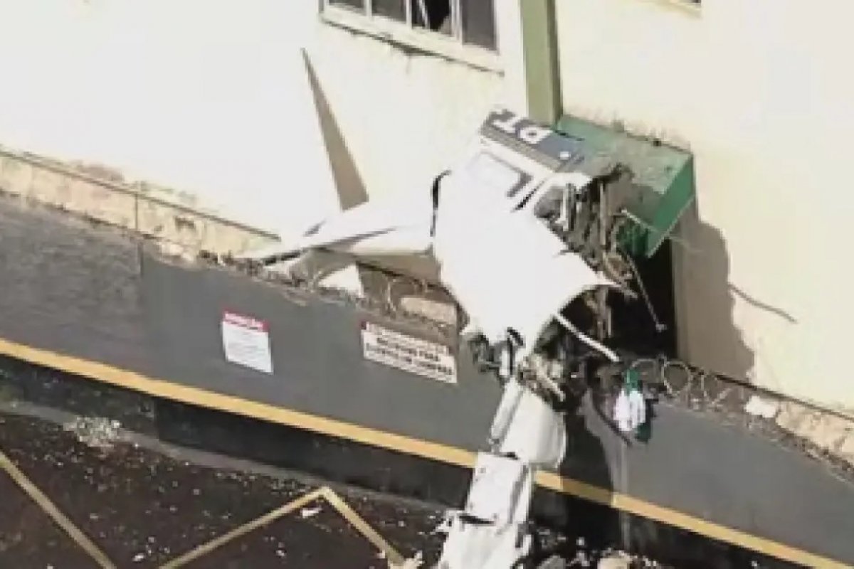 Vídeo: Avião de pequeno porte cai e atinge prédio em Belo Horizonte