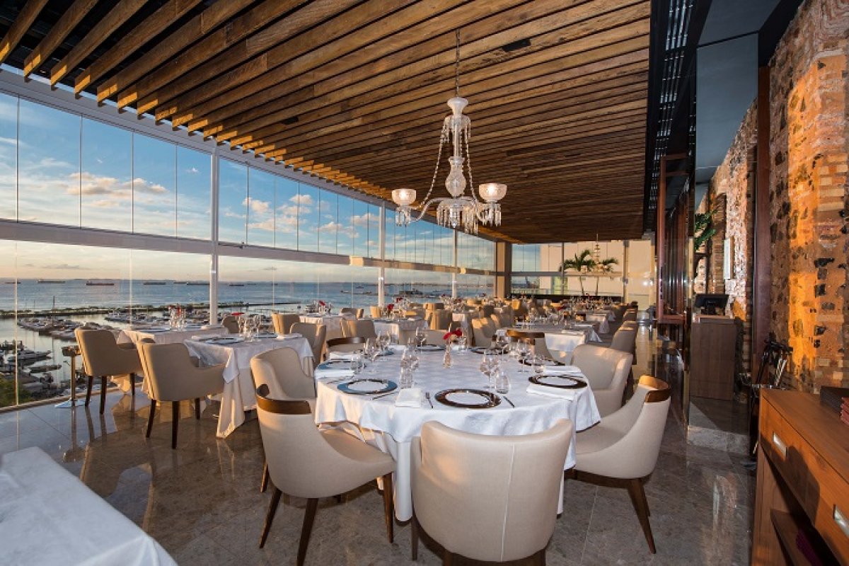 Mistura Contorno: Chef Andréa Ribeiro apresenta menu em três etapas para o  Dia das Mães inspirada na flor comestível Borboleta Azul! 